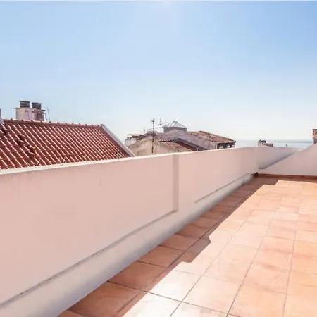 Guestready - Rare Terrace Apt, Historic Center Lissabon